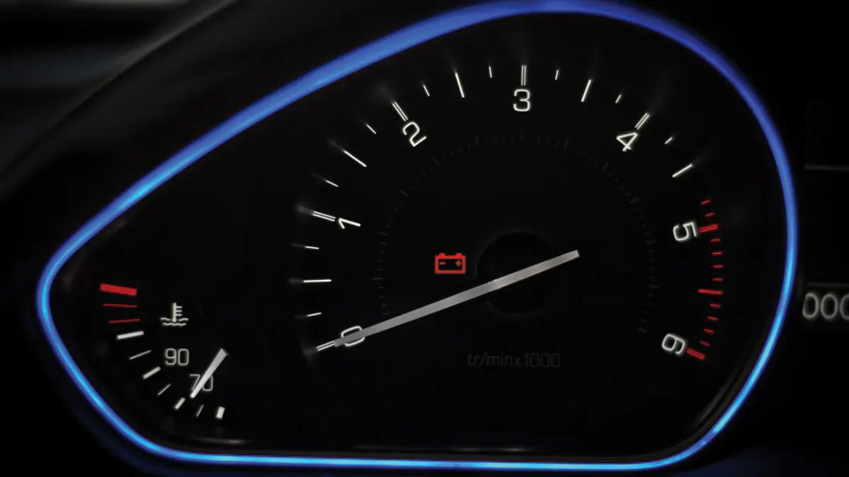 Die Batterieleuchte leuchtet auf dem Armaturenbrett